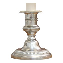 Lampe bougeoir en bronze argenté, abat-jour en tissu coloris jaune crème.