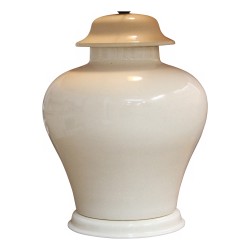 Lampe en faïence coloris crème avec abat - jour blanc.