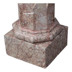 Paire de colonnes en marbre rose avec chapiteaux Romain.