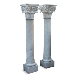 Paire de colonnes en marbre blanc de Carrare avec chapiteaux corinthiens.