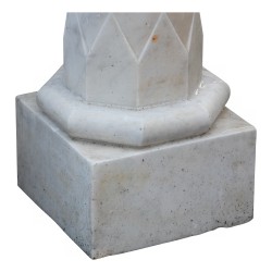 Paire de colonnes en marbre blanc de Carrare avec chapiteaux corinthiens.