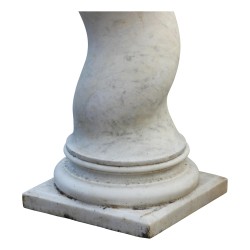Colonne torsadée en marbre blanc de carrare.