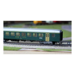 Lot de train électrique composés de 13 wagons, 2 locomotives et une maquette de jeux