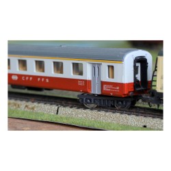 Lot de train électrique composés de 13 wagons, 2 locomotives et une maquette de jeux