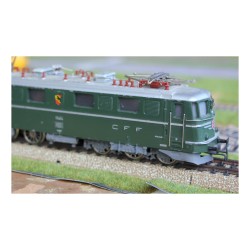 Lot de train électrique composés de 13 wagons, 2 locomotives et une maquette de jeux