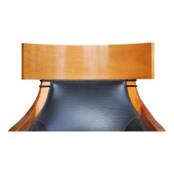 Grand fauteuil "Gondole" dans le goût de Jacob, en merisier recouvert de cuir noir. Paris.