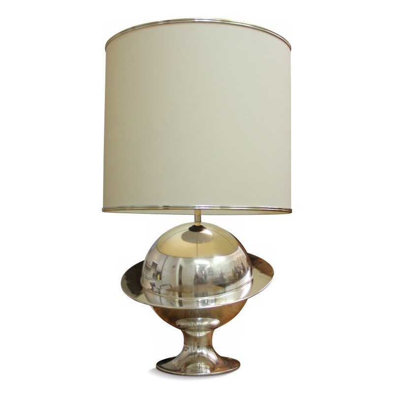 Lampe "Space Age" en laiton chromé avec abat jour blanc et liseret en laiton chromé. - Moinat - Table lamps Lampe "Space Age" en laiton chromé avec abat jour blanc et liseret en laiton chromé. - Moinat - Table lamps