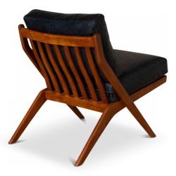 Fauteuil "Marnet" recouvert de cuir noir.