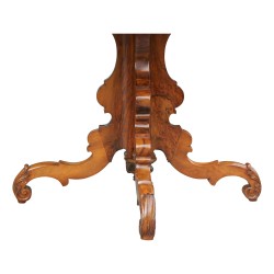 Table de salle à manger en noyer, Provenance château de Freudenberg. Zürich. Vers 1850.