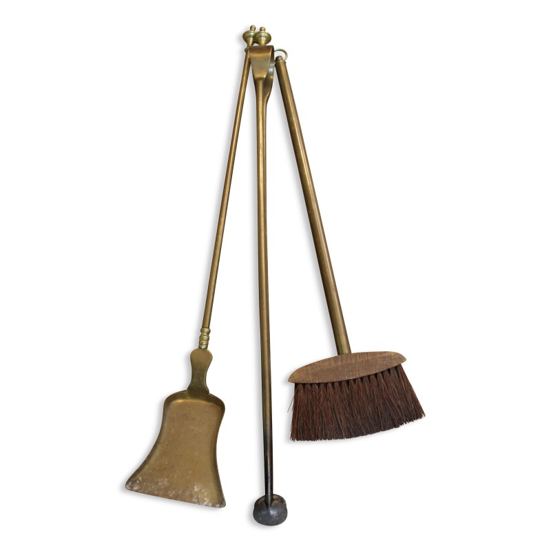 Lot d outils de cheminée composé d une pince , un balais et une pelle en bronze. - Moinat - Каминные принадлежности Lot d outils de cheminée composé d une pince , un balais et une pelle en bronze. - Moinat - Каминные принадлежности