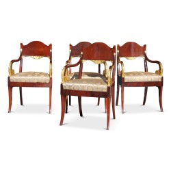 Lot de quatre fauteuils Russe en acajou richement sculpté avec dorure.