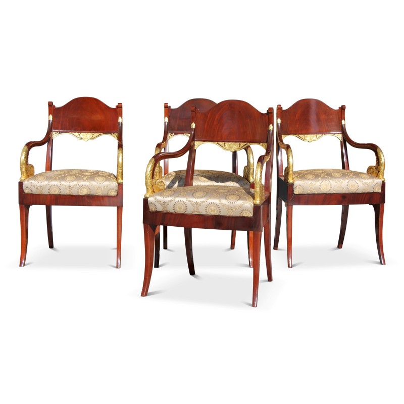 Lot de quatre fauteuils Russe en acajou richement sculpté avec dorure. - Moinat - Кресла