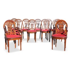 Lot de neuf chaises et quatre fauteuils teinté acajou avec placet