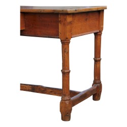 Table de salle à manger en noyer avec un tiroir. Pieds cannelés et tournés.