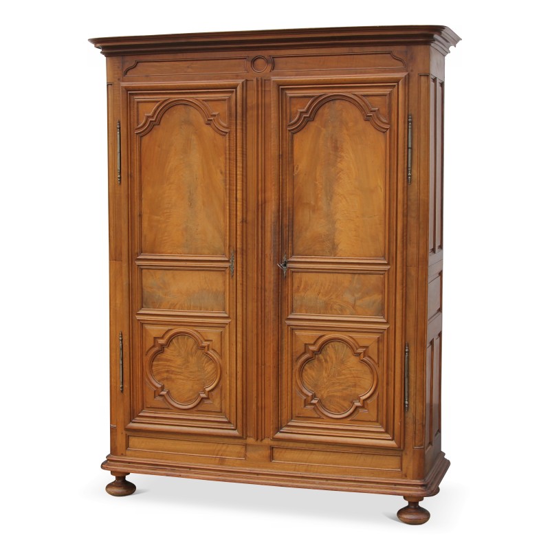 Armoire Vaudoise en noyer richement moulurée, deux portes. Suisse. - Moinat - 柜