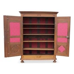 Armoire Vaudoise en noyer richement moulurée, deux portes. Suisse.