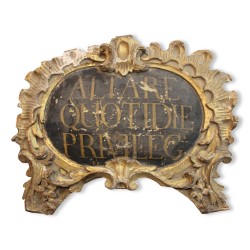 Haut de porte avec une inscription en latin "Altare Quotidie Privileg"