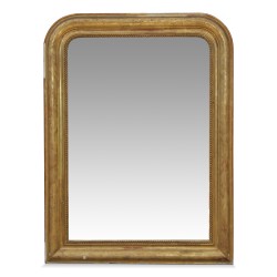 Miroir avec cadre doré richement moulurée.