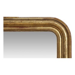 Miroir avec cadre doré richement moulurée.