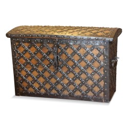 Coffre en chêne et fer forgé avec sa clé. Suisse.