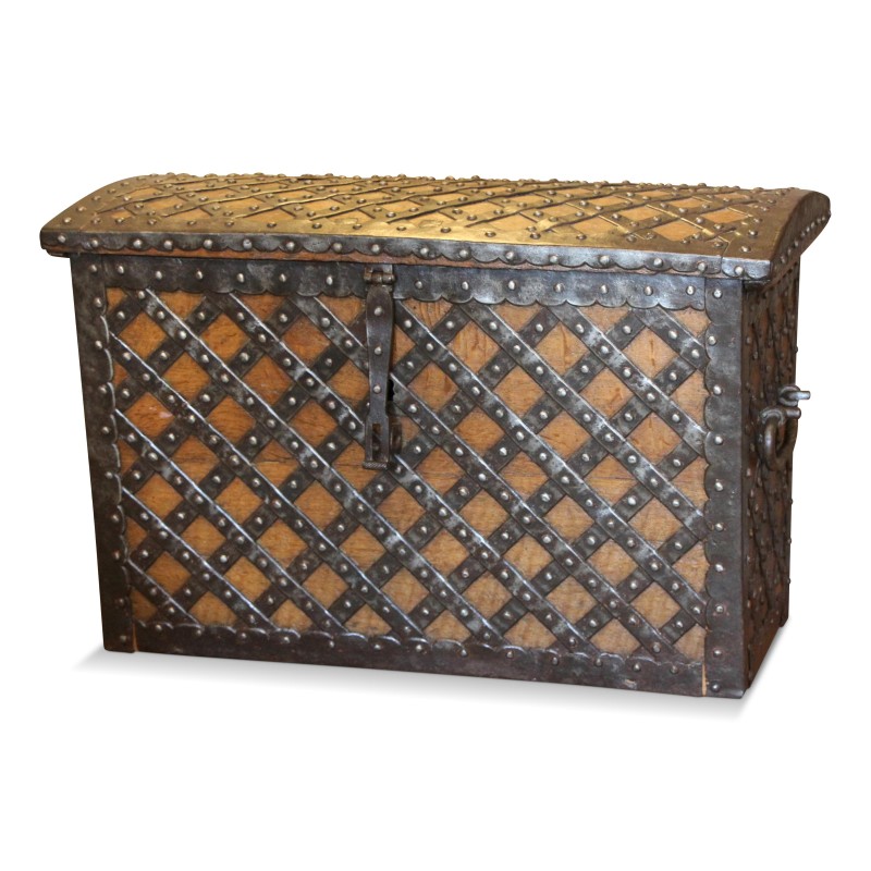 Coffre en chêne et fer forgé avec sa clé. Suisse. - Moinat - Bahuts, Bars, Buffets, Coffres, Enfilades