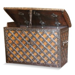 Coffre en chêne et fer forgé avec sa clé. Suisse.