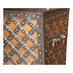 Coffre en chêne et fer forgé avec sa clé. Suisse.