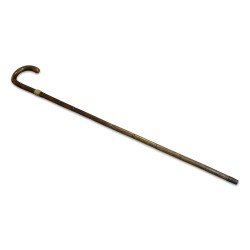 Canne en bois de châtaignier, imitation ornée d une bague en laiton.