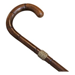 Canne en bois de châtaignier, imitation ornée d une bague en laiton.