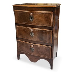 Lombardy chest of drawers in walnut. Three drawers. Circa 1770