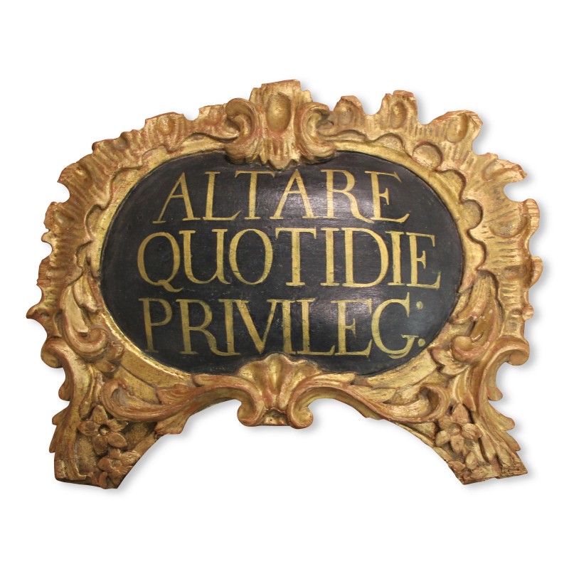 Haut de porte avec une inscription en latin "Altare Quotidie Privileg" - Moinat - Accessoires de décoration Haut de porte avec une inscription en latin "Altare Quotidie Privileg" - Moinat - Accessoires de décoration