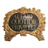 Haut de porte avec une inscription en latin "Altare Quotidie Privileg" - Moinat - Accessoires de décoration