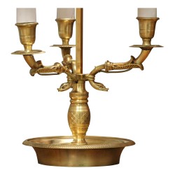 Lampe bouillotte en bronze doré à décor "Col de cygnes et fleurs"