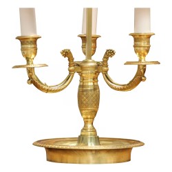 Lampe bouillotte en laiton doré à trois lumières, abat-jour en tôle peinte noir