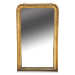 Miroir en bois doré orné d une frise de perles.