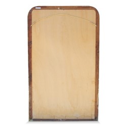 Miroir en bois doré orné d une frise de perles.