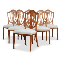 Lot de six chaises en bois de merisier claire. Recouvert d un tissu blanc