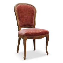 Lot de six chaises Louis Philippe en noyer richement mouluré.