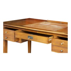 Bureau plat collection "Richelieu" en merisier massif. Avec clé. Travail français. Vers 1970.