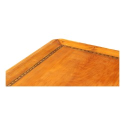 Table de salon en merisier avec un coffre intérieur pour le rangement de bouteille.