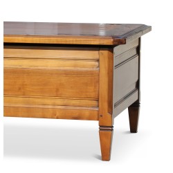 Table de salon en merisier avec un coffre intérieur pour le rangement de bouteille.