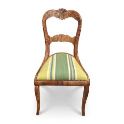 Lot de cinq chaises "Yverdon" en noyer gaufré, garnissage façon tapissier