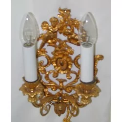 Paire d'appliques Louis XV à 2 bras électrifiées. En bronze …