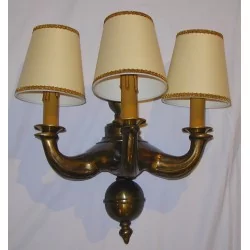Große Wandlampe aus Bronze, 3-flammig, mit Lampenschirm.