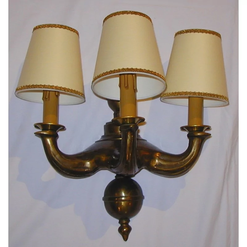 Große Wandlampe aus Bronze, 3-flammig, mit Lampenschirm. - Moinat - Wandleuchter