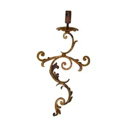 Угловой светильник в стиле Людовика XV из позолоченного кованого железа. 20 век