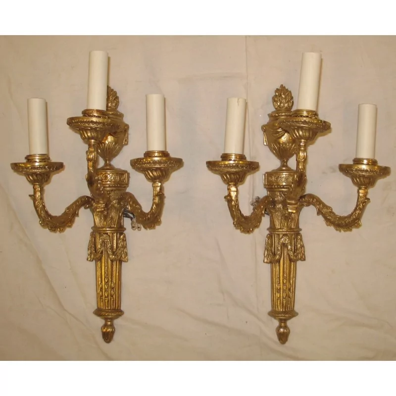 Paire d'applique Louis XVI 3 feux en bronze ciselé. Epoque fin … - Moinat - Appliques murales Paire d'applique Louis XVI 3 feux en bronze ciselé. Epoque fin … - Moinat - Appliques murales
