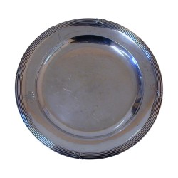 Assiette en argent. 20ème siècle