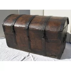 哥特式橡木和锻铁海盗箱。时代 …