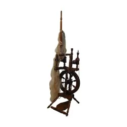 Rouet ancien en chêne avec laine.